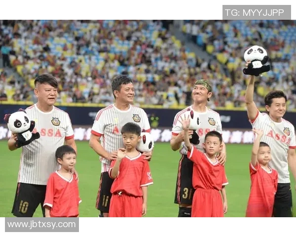 足球明星与孩子们的欢乐互动精彩瞬间合集视频